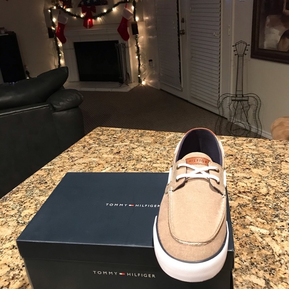 Tommy Hilfiger size 13.. - Picture 5 of 7